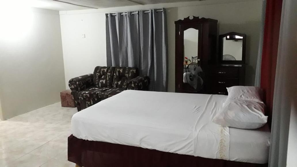 Apartments At Westvillage 5 No Ac Low Price Studio Montego Bay Zewnętrze zdjęcie